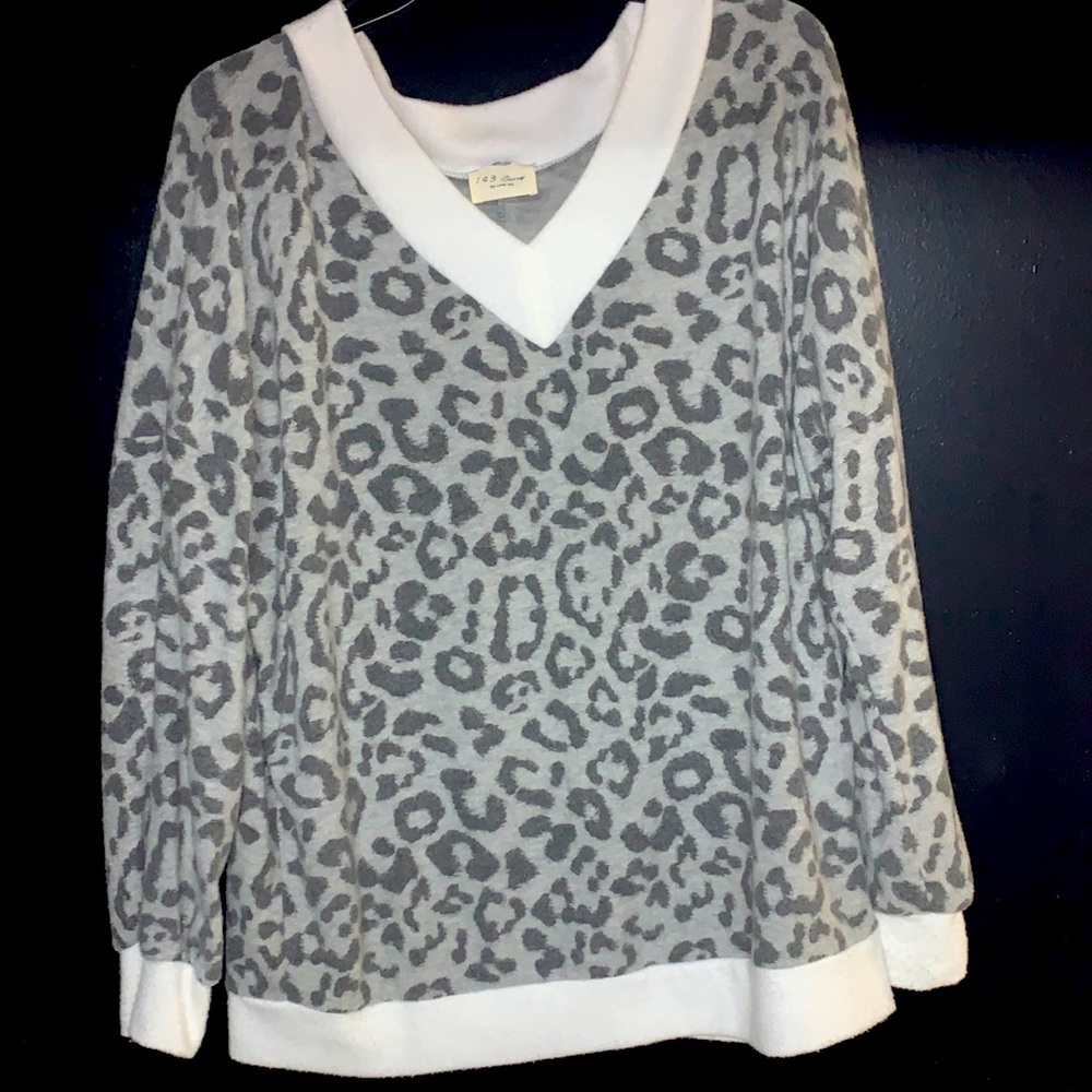 143 STORY by line up leopard print Vneck HOTNESS!!!